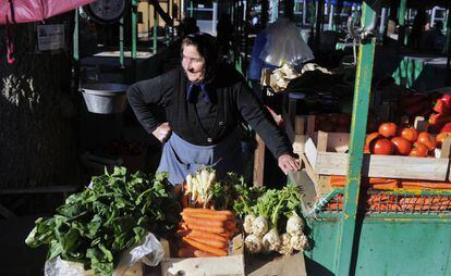 Una mujer vende verduras y frutas en el mercado de Saljevo (Serbia).