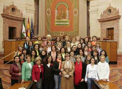 Diputadas andaluzas de la actual legislatura, en el salón de plenos del Parlamento en febrero de 2005.