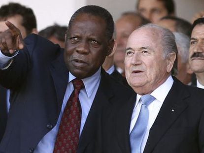 Hayatou y Blatter durante la final de la Copa de Argelia en mayo de 2012.