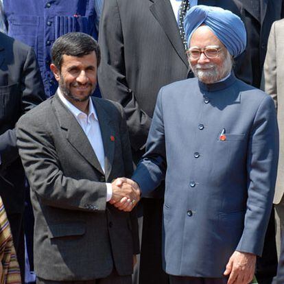 Ahmadineyad saluda al primer ministro de la India, Manmoham Singh, durante la toma de la foto de familia.