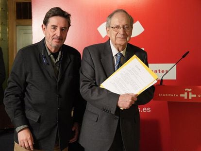 El director del Instituto Cervantes, Luis García Montero (izquierda) y José-Carlos Mainer, el lunes en la Caja de las Letras de la institución, en Madrid.