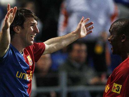 Messi y Eto&#39;o celebran el gol del delantero argentino, el primero del Barça ayer en Huelva.