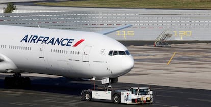 Un avión de Air France en el aeropuerto de Charles de Gaulle (París).