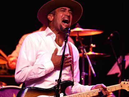 Ben Harper durante la actuación en el George Harrison Fest.