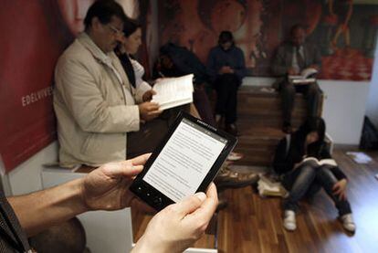 El libro electrónico y el de papel, compartiendo protagonismo en una gran librería de Madrid.