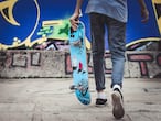 Un adolescente en una pista de skate.