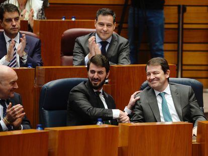 Alfonso Fernández Mañueco (derecha) y Juan García-Gallardo se felicitan tras la aprobación del proyecto de ley de Presupuestos de Castilla y León.