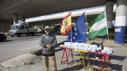 Juan Suarez vende pelotas de golf de segunda mano a las afueras de Marbella.