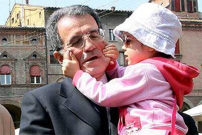 Romano Prodi sostiene a su nieta Chiara momentos después de votar en un colegio electoral de Bolonia.