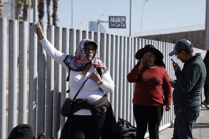 Relatives of the Bolivian passengers detained in the port of Barcelona, ​​waiting outside.