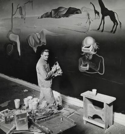 Fotografía de Salvador Dalí mientras pintada 'Sueño de Venus' en Nueva York en 1939.