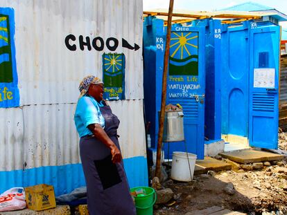 Una mujer frente a los baños de Fresh Life, en Kenia.