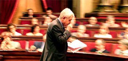 El líder de la oposición socialista, Pasqual Maragall, regresa a su escaño tras su intervención en el debate de política general.