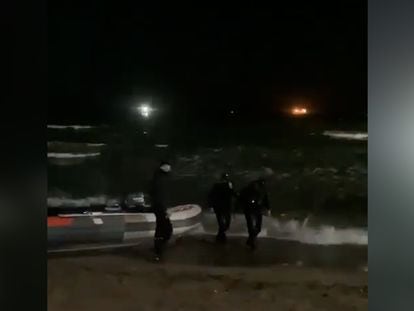 Los agentes de Aduanas junto a su lancha varada, en una captura de vídeo.