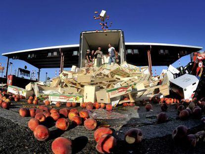 Agricultores franceses lanzan frutas españolas de camiones estacionados en Gallargues, cerca de Nimes, Francia