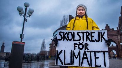 Greta Thunberg muestra el lema