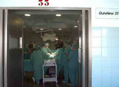 Cirujanos operan una hernia en el hospital Virgen del Rocío en octubre de 2005.