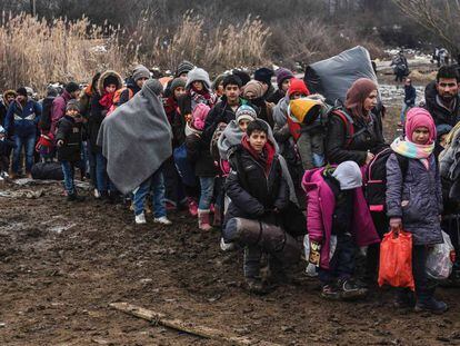 Decenas de personas esperan en un paso fronterizo entre Macedonia y Serbia, en enero.