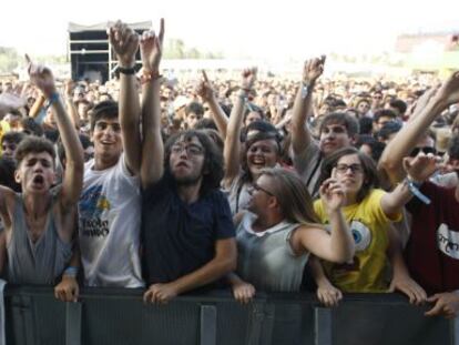 J&oacute;venes asistentes a uno de los conciertos del Arenal Sound, ayer, en Burriana.