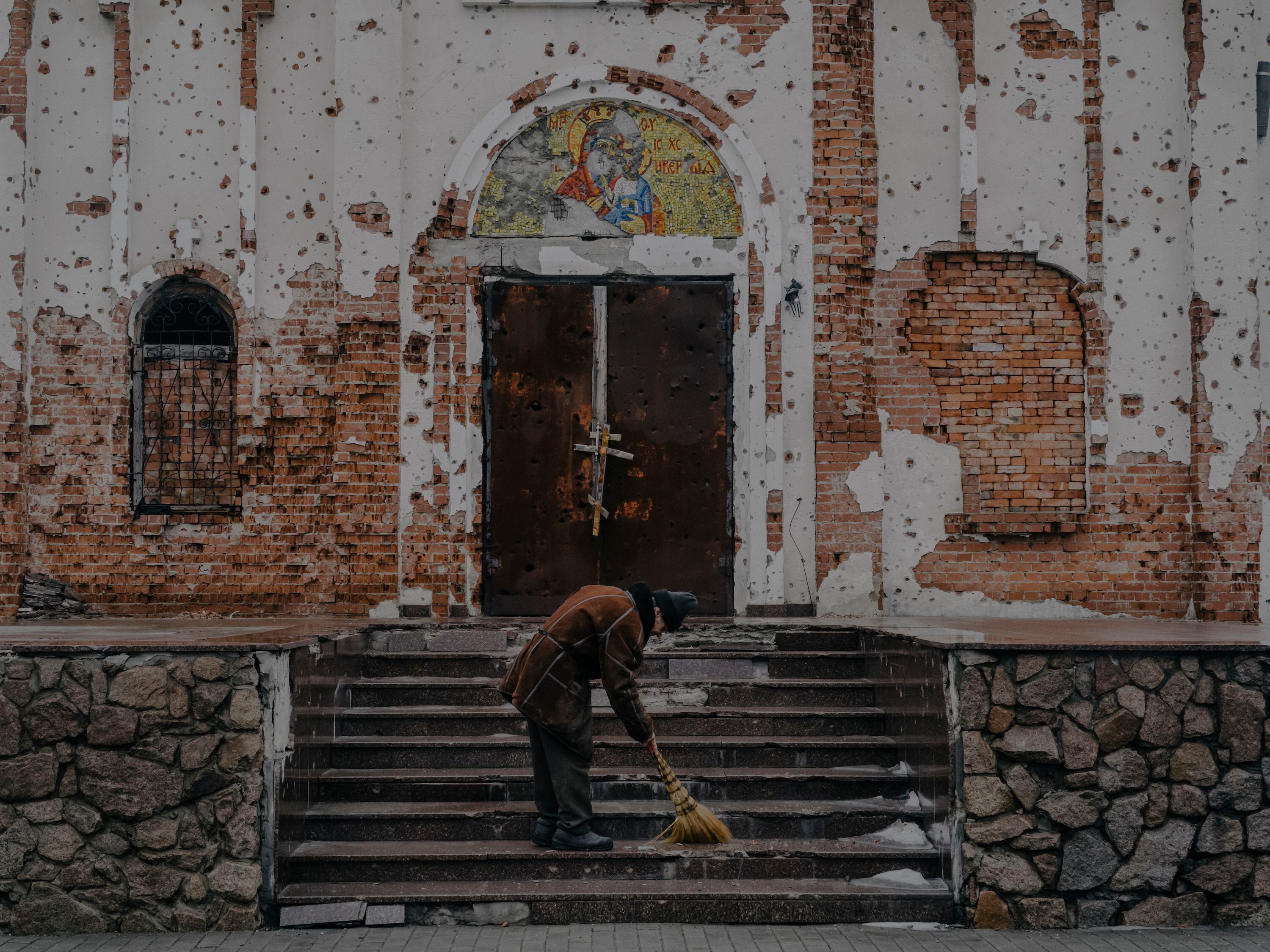 'El Monasterio de Iversky cerca del aeropuerto de Donetsk'. El monasterio resultó seriamente dañado durante la guerra del Donbas. República Popular de Donetsk.