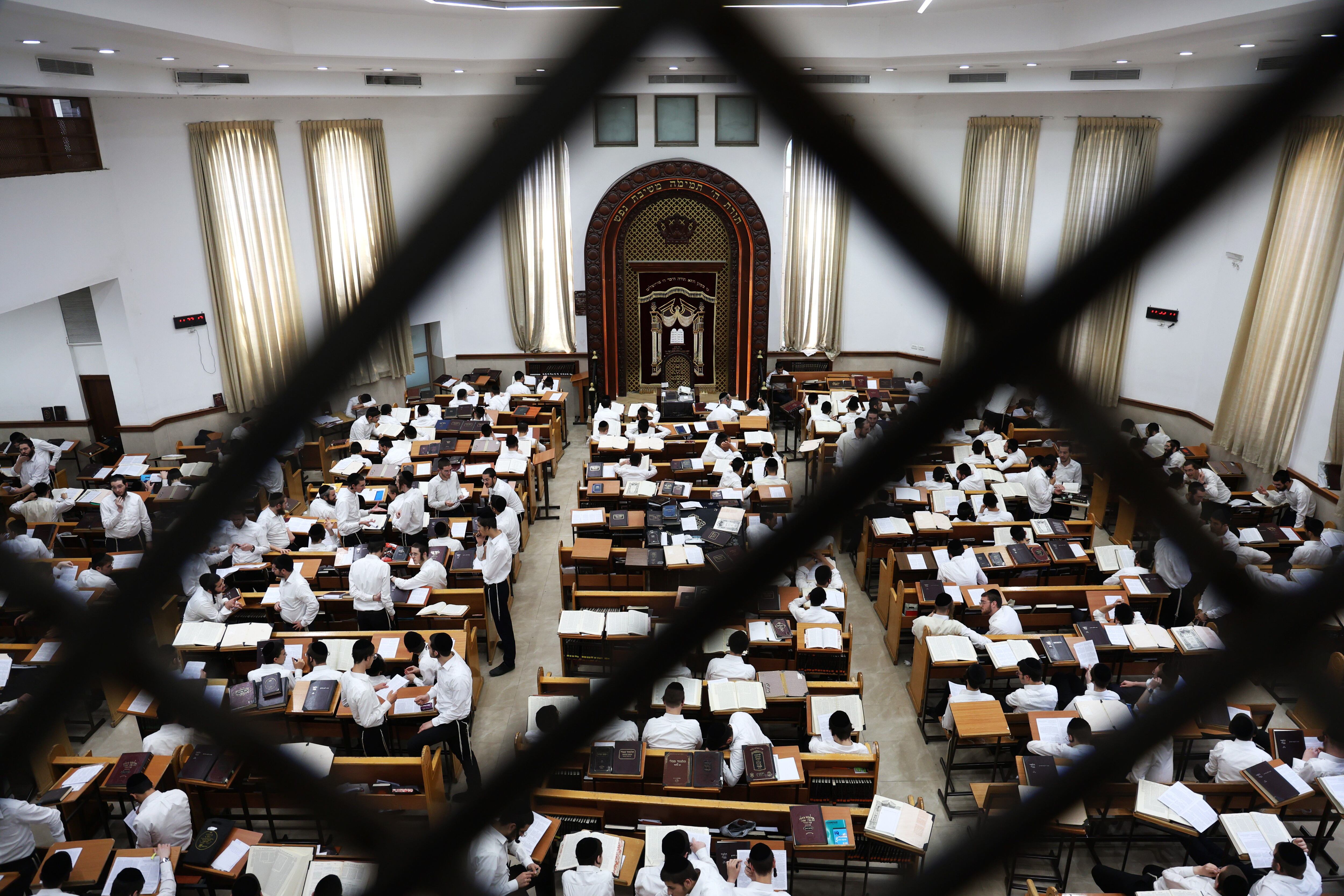 Alunos da yeshiva Slabodka (escola religiosa) em Bnei Brak, esta quarta-feira.