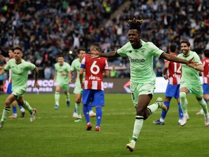 RIAD (ARABIA SAUDÍ), 13/01/2022.- El delantero del Athletic Club, Nico Williams, celebra el segundo gol del equipo bilbaino durante el partido de semifinales de la Supercopa de España de fútbol que han disputado hoy jueves frente al Atlético de Madrid en el estadio Rey Fahd de Riad. EFE/Julio Muñoz.
