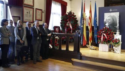 Dirigents del PSC davant de les cendres de Chacón a l'Ajuntament d'Esplugues de Llobregat.
