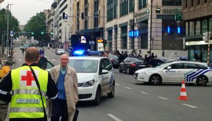 La policía bloquea este martes los accesos al centro comercial City2, en Bruselas.