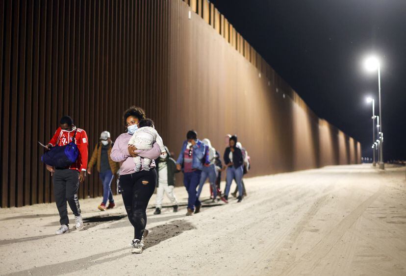 Estados Unidos. Migrantes caminan frente al muro de la frontera con México, en Arizona, el 23 mayo de 2022 tras expirar la controvertida norma por la que se expulsaba inmediatamente a los solicitantes de asilo con el argumento de la lucha contra la expansión de la covid-19. 