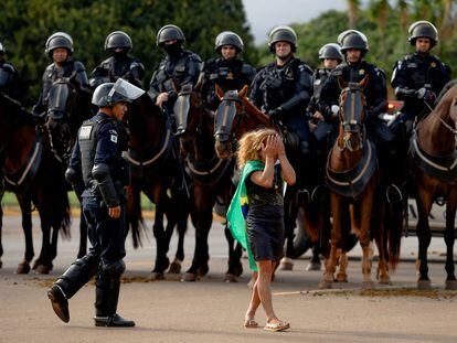 Una seguidora de Bolsonaro tras el desalojo del campamento de bolsonaristas frente al Cuartel General del Ejército en Brasilia, el lunes pasado.