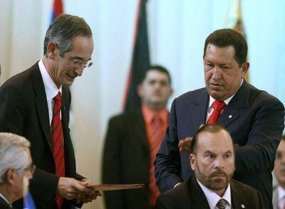 El presidente de Guatemala, Álvaro Colom a la izquierda, y el mandatario venezolano, Hugo Chávez, en la reunión de Petrocaribe