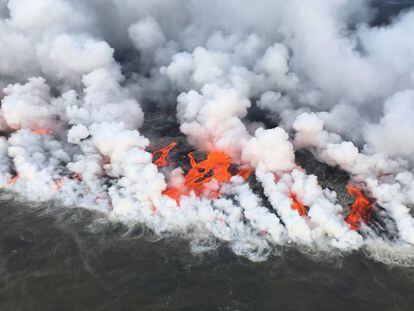 Lava del volcán Kilauea (Hawaii) entra en el mar el pasado 26 de junio.