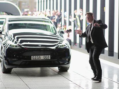 Elon Musk durante la apertura de la fábrica de coches de Tesla en Alemania.