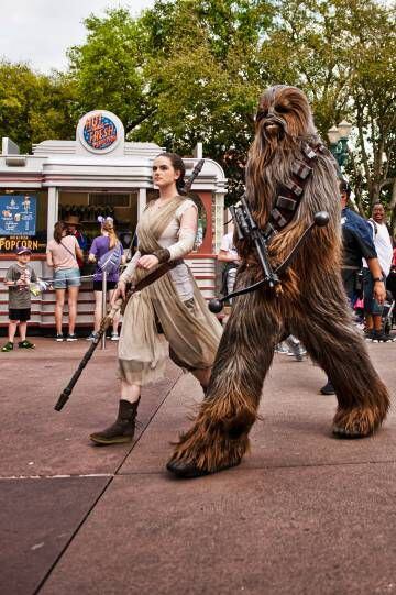 Rey y Chewbacca, dos de los personajes de Star Wars, paseando por el parque Hollywood Studios,en Walt Disney World Resort (Orlando).
