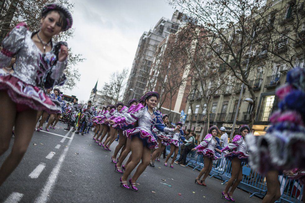 Un grupo de danza boliviano participa del Carnaval de Madrid, en una imagen de archivo.