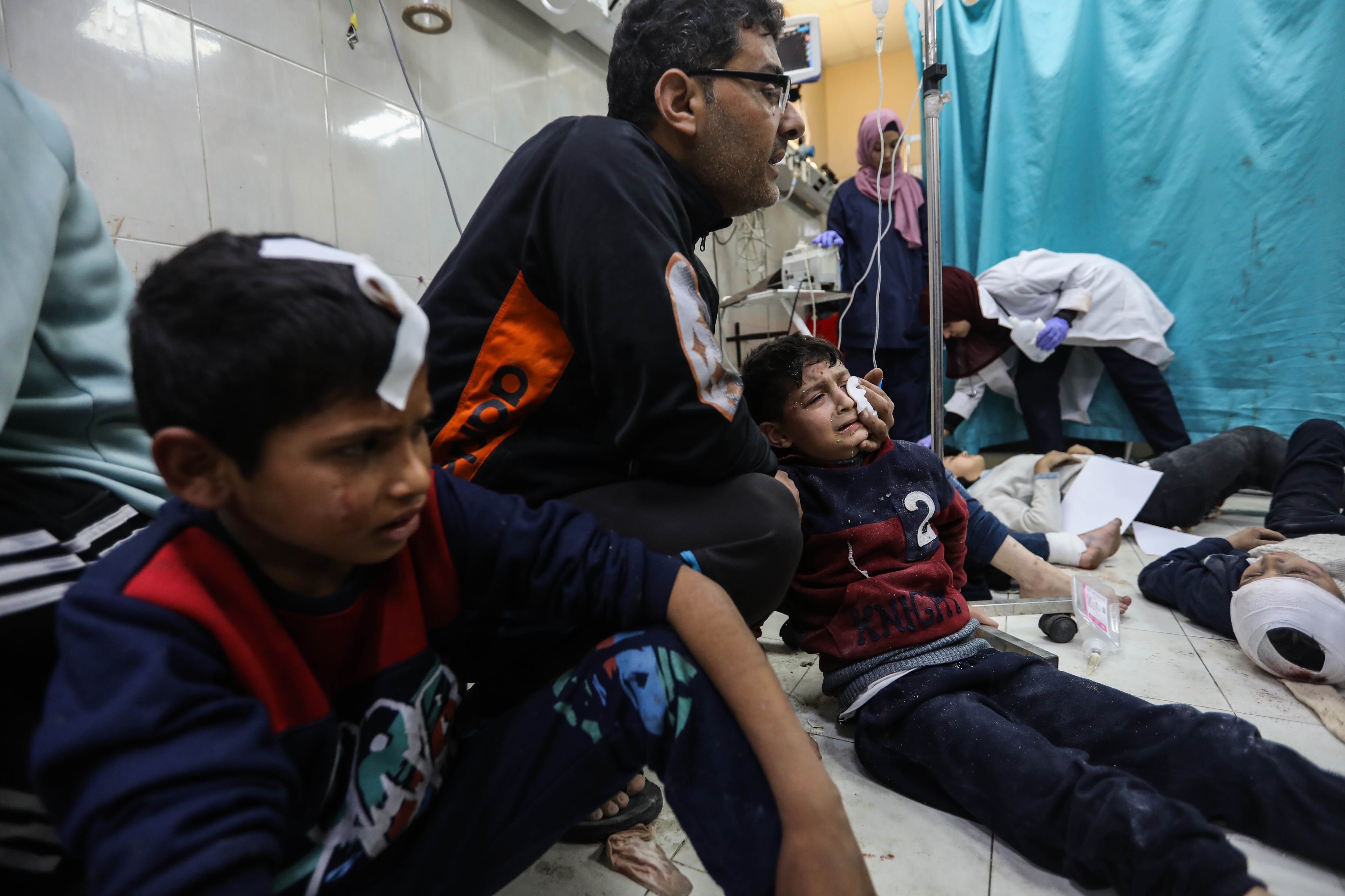 Varios niños palestinos heridos en bombardeos israelíes, este sábado en el Hospital Médico Nasser, en Jan Yunis (sur de Gaza).