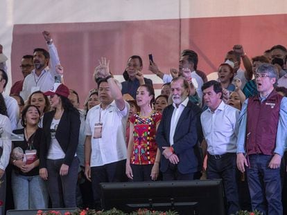 El presidente nacional de Morena, Mario Delgado (i-c), la jefa de gobierno de la Ciudad de México, Claudia Sheinbaum (c) y el productor de televisión Epigmenio Ibarra (d-c), y Jesús Ramírez, en un evento de Morena.
