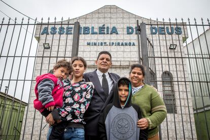 Una familia frente a la Iglesia Evangélica Asamblea de Dios, en Ipiranga, el pasado septiembre. 