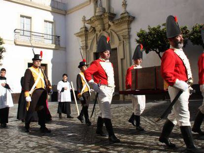 La di&oacute;cesis de C&aacute;diz entrega los restos del diputado Power para su repatriaci&oacute;n.