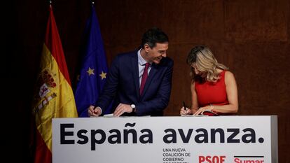 Pedro Sánchez y Yolanda Díaz durante la firma del pacto de coalición de gobierno del PSOE y Sumar.