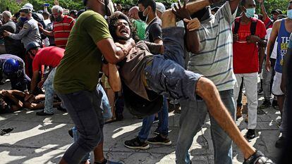 Un hombre es detenido durante una protesta en contra del Gobierno cubano en La Habana, este domingo.
