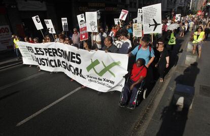 Manifestación de Xarxa de Xarxes para protestar por los recortes y los impagos a las asociaciones dedicadas a la solidaridad.