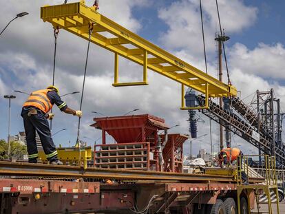 Operarios de Ferrovial manejan material de obra en Montevideo (Uruguay).