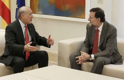 El presidente del Gobierno, Mariano Rajoy, con el secretario general de la OCDE, &Aacute;ngel Gurr&iacute;a, en La Moncloa.