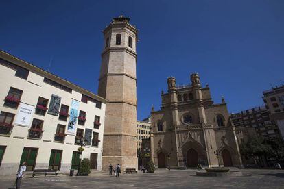 La concatedral y la torre campanario.