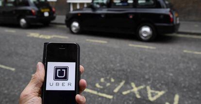 El logo de Uber en la pantalla de un m&oacute;vil, en Londres.