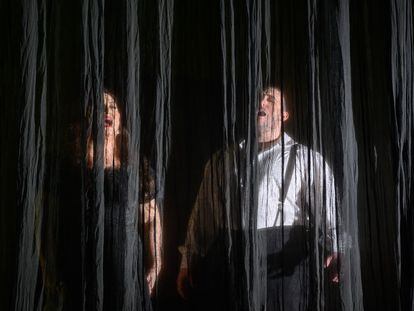 La soprano Anna Pirozzi y el tenor Freddie De Tommaso cantando el dúo de amor del segundo de ‘Un ballo in maschera’, el 9 de febrero de 2024 en el Liceo de Barcelona.