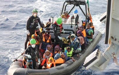 Migrantes rescatados al noreste de Trípoli (Libia), el pasado 21 de octubre.