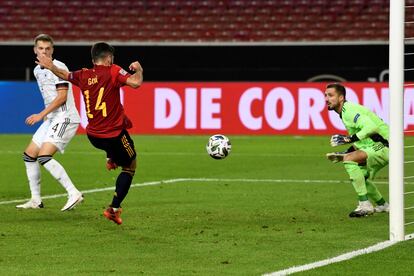 Gayà, en la acción del empate de España.