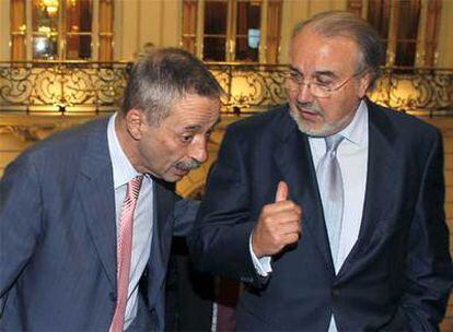 El ministro de Economía, Pedro Solbes, conversa con el presidente de la CNMV, Julio Segura, durante el acto conmemorativo del XX aniversario de la institución.